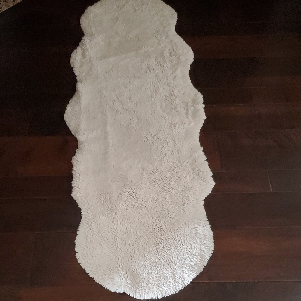 Luxurious White Faux Sheepskin Rug/Runner